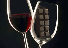 Ein Glas mit Rotwein und ein Glas mit Schokolade