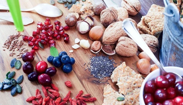 Verschiedene Nüsse, Beeren, Samen etc.