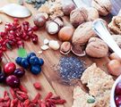 Verschiedene Nüsse, Beeren, Samen etc.
