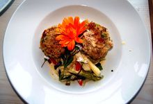 Teller mit Spargeln, zwei Semmelknödeln und einer orngefarbenen Blüte