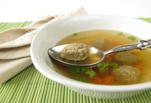 Teller mit Löffel und Leberknödelsuppe