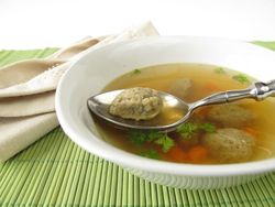 Teller mit Löffel und Leberknödelsuppe