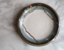 Mit Kintsugi lässt sich der Lieblingsteller aus Porzellan wieder kitten.
