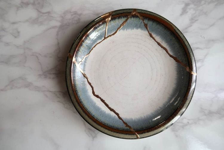 „Kintsugi“ ist eine traditionelle Form der Keramikreparatur aus Japan.