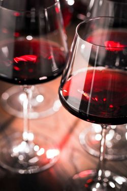 Zwei Gläser mit Rotwein