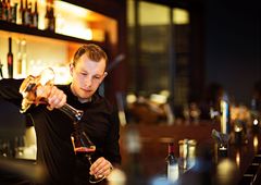 Mann beim Dekantieren von Rotwein