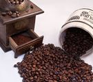 Antike Kaffeemühle, Kaffeebohnen und Kaffeetasse