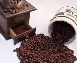 Antike Kaffeemühle, Kaffeebohnen und Kaffeetasse
