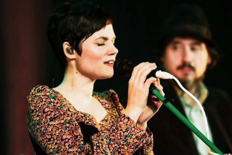 Sängerin von Mrs. Greenbird beim Singen mit Mikrofon, im Hintergrund Steffen Brückner