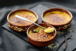Drei Schüsselchen mit Haselnuss Crème Brûlée