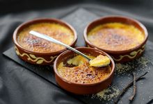 Drei Schüsselchen mit Haselnuss Crème Brûlée
