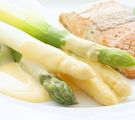 Teller mit Spargeln, Sauce und Fisch