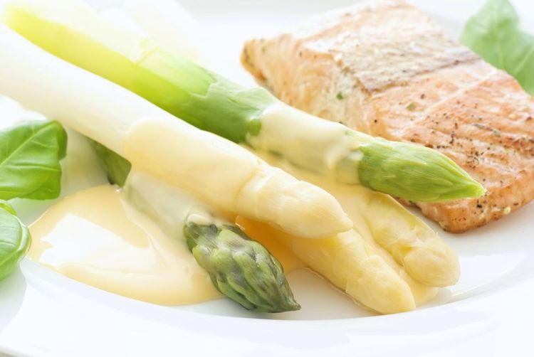 Teller mit Spargeln, Sauce und Fisch