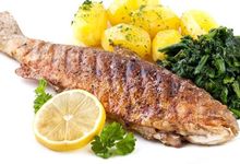 Forelle mit Salzkartoffeln, Spinat und einer Zitronenscheibe