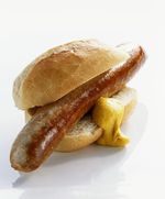 Bratwurst im Brötchen mit Senf