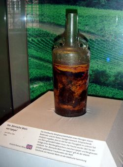 Ältester, erhaltener Traubenwein (etwa 1700 Jahre alt) in einer Flasche