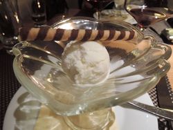 Glasschale mit einem Eisbällchen