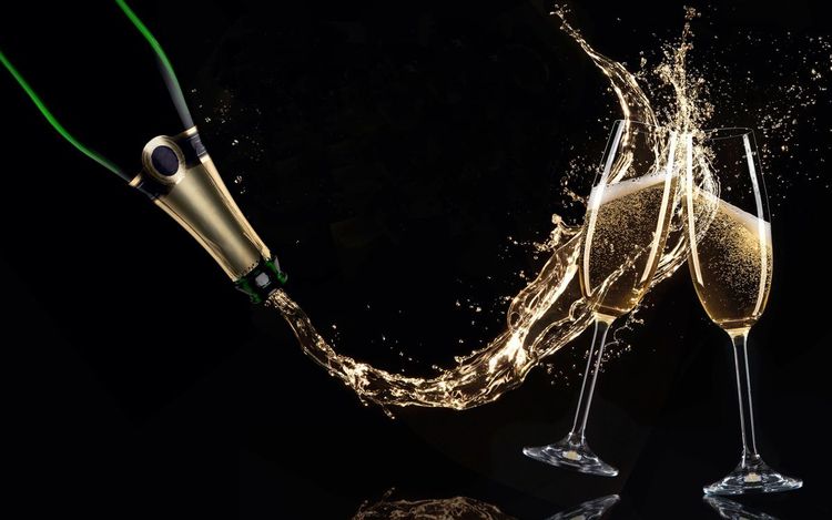 Sektflasche mit zwei gefüllten Sektgläsern