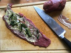 Schneidebrett mit Messer und Roulade