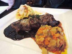 Teller mit Rinderspieß, Sauce und Beilagen