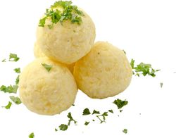 Drei Kartoffelklöße mit Kräutern bestreut