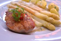 Perlhuhnbrust mit Spargeln und Kartoffeln
