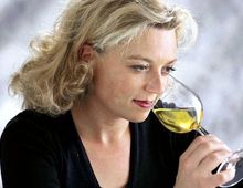 Sommelière Natalie Lumpp beim Riechen in ein Weinglas mit Weißwein
