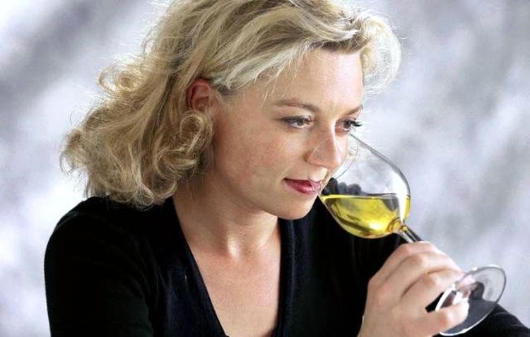 Sommelière Natalie Lumpp beim Riechen in ein Weinglas mit Weißwein
