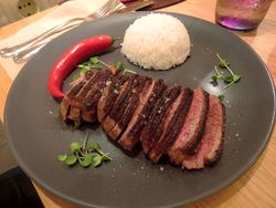 Teller mit gegrillten Fleischstücken und Reis