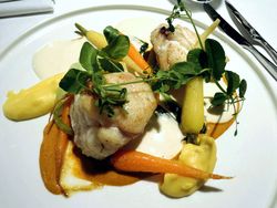 Teller mit Seeteufel, Karotten, Hummersauce etc.