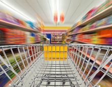 Regale im Supermarkt