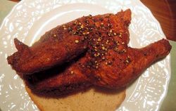 Teller mit halbem Hähnchen und Brot