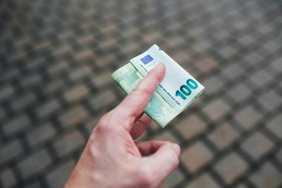 Geldschein zwischen den Fingern