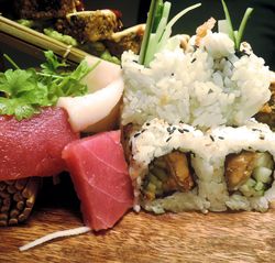 Sushi-Stückchen mit Reisröllchen