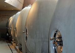 Keller mit Betoneier zur Lagerung von Wein