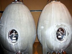 Zwei Betoneier zur Lagerung und zum Ausbau von Wein