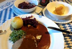 Teller mit Schweinsbraten, Kartoffelknödel und Blaukraut