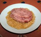 Teller mit Sauerkraut und Kassler