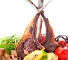 Gegrillte irische Lammkotelettes mit Kartoffeln, Tomaten, Pilze und Kraut