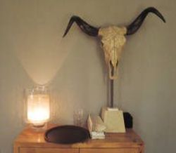 Kommode mit Lampe