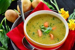 Schüssel mit Löffel und Kartoffelsuppe