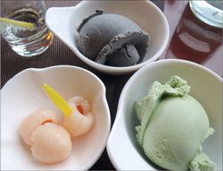 2 Schüsseln mit verschiedenen Eissorten und eine Schüssel mit Lychees