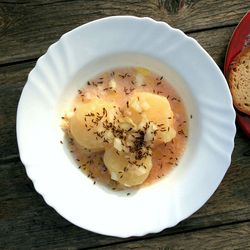 Teller mit Handkäse, Zwiebeln und Kümmel