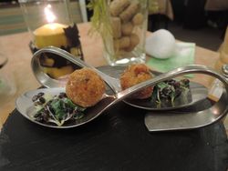 Zwei gebogenen Löffel mit einem Amuse-Gueule