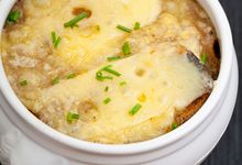 Schüssel mit Zwiebelsuppe