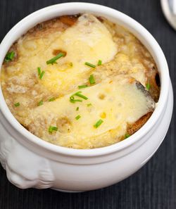 Schüssel mit Zwiebelsuppe