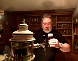 Mann mit Bart beim Bier zapfen