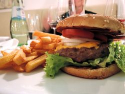 Burger mit Pommes frites