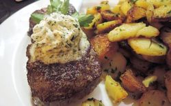 Steak mit Kartoffeln und Kräuterbutter