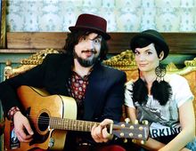 Steffen Brückner mit Gitarre und Sängerin der Band Mrs. Greenbird